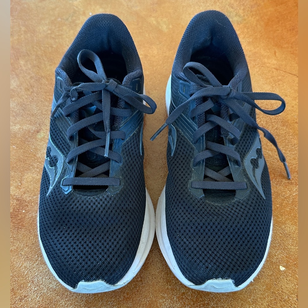 Saucony | Women’s Black Axon Running Shoes | Size 8